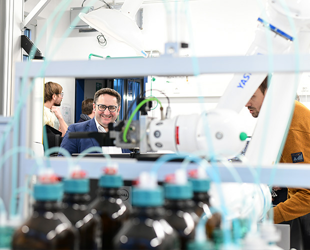 Digitalisierte Materialentwicklung Fraunhofer ISC Staatssekretär Herr Gotthardt Digitalisierte Materialentwicklung Fraunhofer ISC Staatssekretär Herr Gotthardt